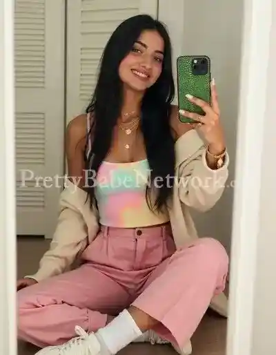 I'm Fariada - Chubby College Girl Escort! Come to My Room for Satisfaction