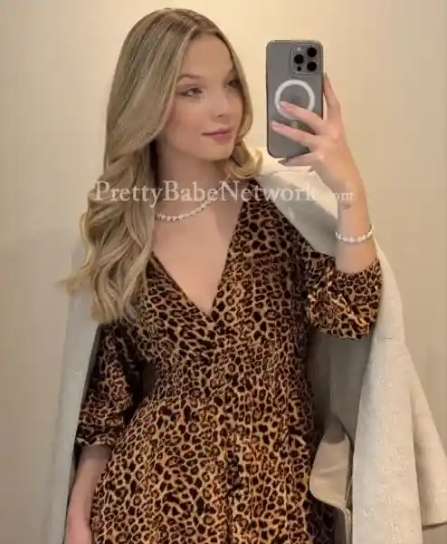 Book High-Class Escort Girl Natasha for Dinner Dates & Nightclubbing