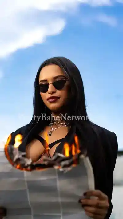 High-Class Escort Simar Offers GFE & Sex Services in Hatibagan, Kolkata