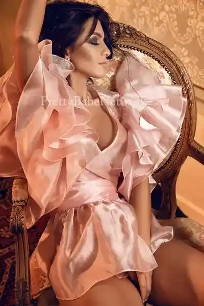 Brunette Escort Saskia Invite You For an Unfogettable Sexual Encounter