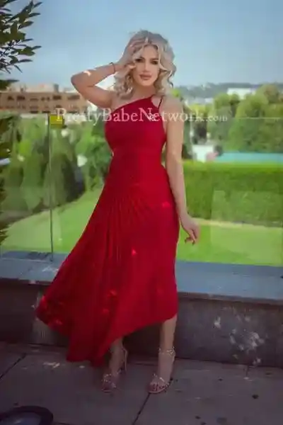 Book Slim & Busty Escort Tatiana in Central Park, Kolkata to Fulfill Sexual Fantasies