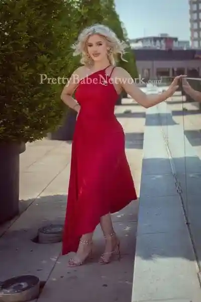 Book Slim & Busty Escort Tatiana in Central Park, Kolkata to Fulfill Sexual Fantasies