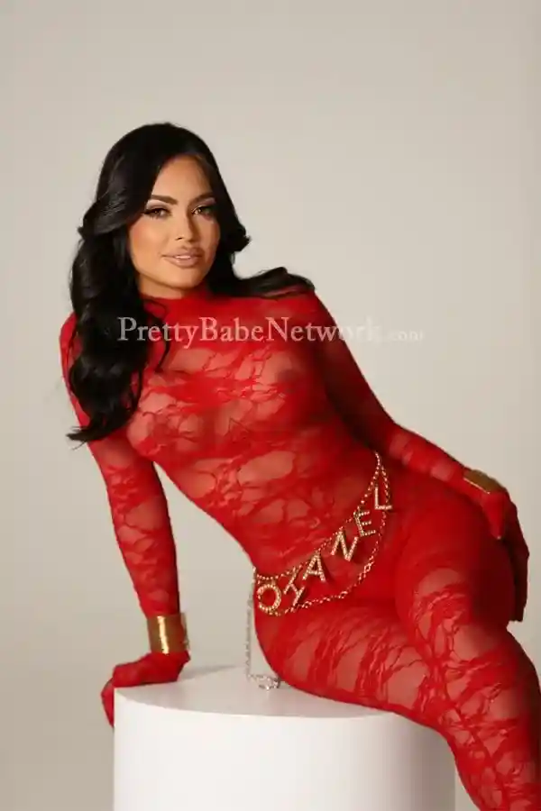 Enjoy Girlfriend Experience & Roleplay Sex With Curvy Escort Victoria