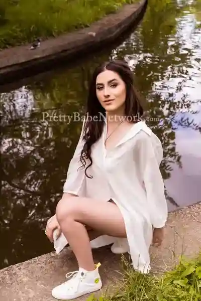 Independent Escort from Netherlands Zoey Can Offer You Excellent GFE