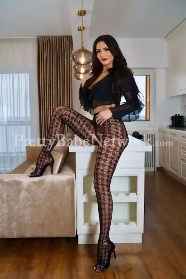 Back in Kolkata Milf Escort from Romania, Andreea for the Finest Sex Meetings