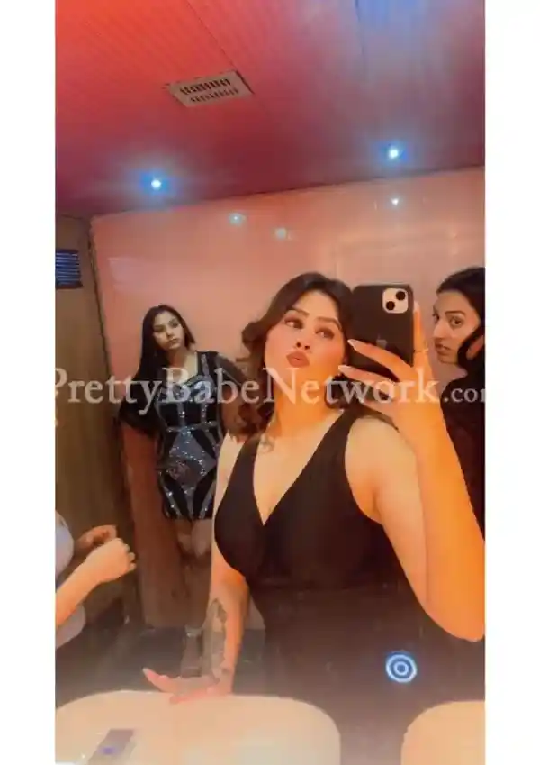 Aashika This Side! A Model Cum VIP Call Girl in Dunlop, Kolkata Incall & Outcalls